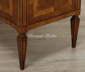 Riproduzione in stile classico Maggiolini di un cassettone in legno di noce intarsiato da camera o soggiorno